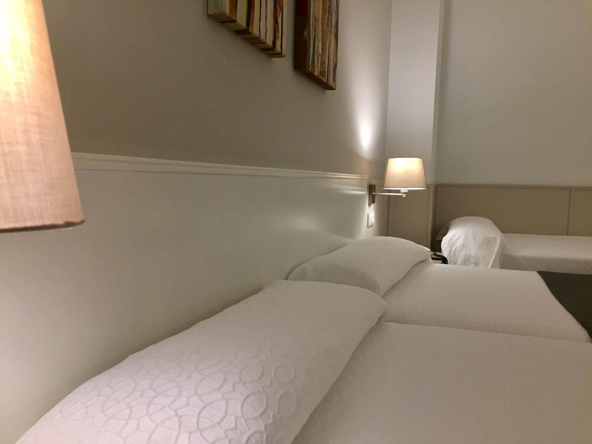 Hotel Rio Arga Сарагоса Экстерьер фото