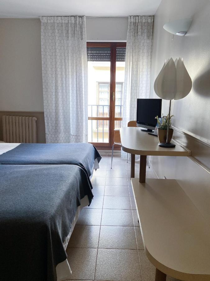 Hotel Rio Arga Сарагоса Экстерьер фото